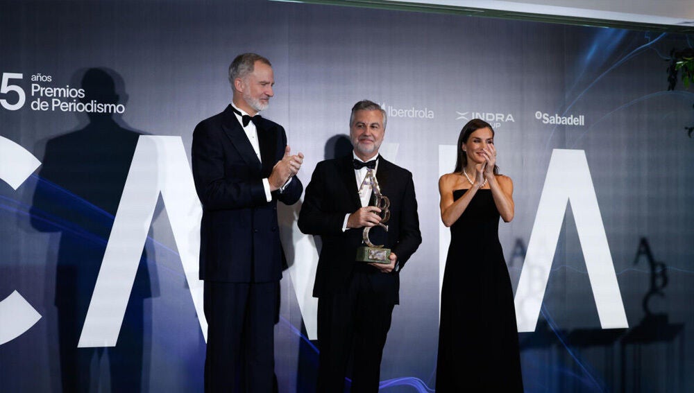 Carlos Alsina en la recogida del premio Luca de Tena de Periodismo