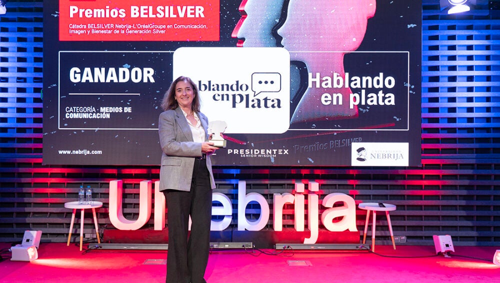 Raquel del Castillo recoge el Premio BELSILVER para 'Hablando en Plata'