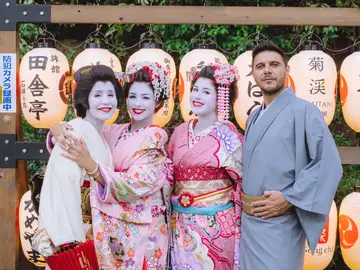 Ciervos sagrados, una masterclass de sushi y convertirse en geishas en el cuarto programa de El capitán en Japón Ciervos sagrados, una masterclass de sushi y convertirse en geishas en el cuarto programa de El capitán en Japón