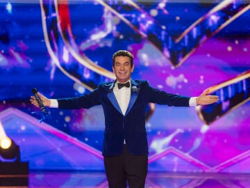 Arturo Valls presenta Mask Singer