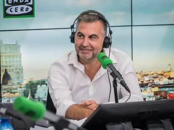 Carlos Alsina en el estudio de Onda Cero Carlos Alsina en el estudio de Onda Cero