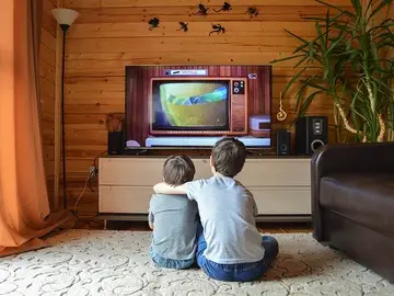 Niños frente al televisor Niños frente al televisor