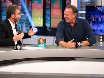 Bertín Osborne se queja del contenido de la taza de 'El Hormiguero 3.0': "Ponme una cosa que sea decente no este agua" Bertín Osborne se queja del contenido de la taza de 'El Hormiguero 3.0': "Ponme una cosa que sea decente no este agua"