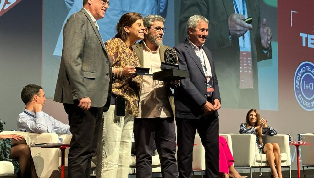 Marta Rojo y Fernando Pino reciciben el premio a la ponencia más innovadora en Aedemo TV 2023 con su fórmula: A = EC X P.