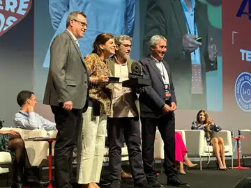 Marta Rojo y Fernando Pino reciciben el premio a la ponencia más innovadora en Aedemo TV 2023 con su fórmula: A = EC X P. Marta Rojo y Fernando Pino reciciben el premio a la ponencia más innovadora en Aedemo TV 2023 con su fórmula: A = EC X P.