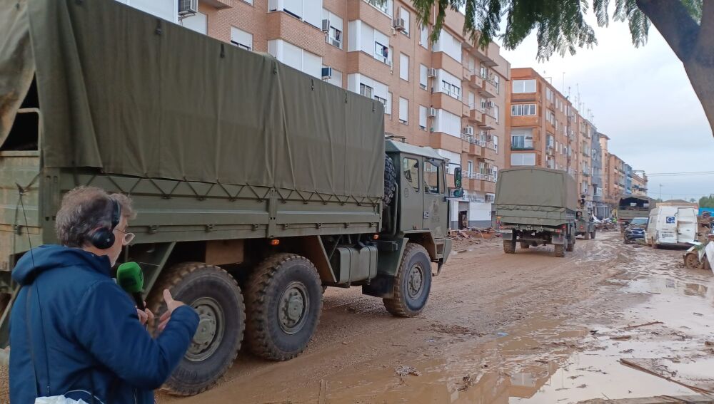 Carlos Alsina recorre las calles de Paiporta junto a los camiones del ejército/ ondacero.es