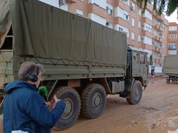 Carlos Alsina recorre las calles de Paiporta junto a los camiones del ejército/ ondacero.es