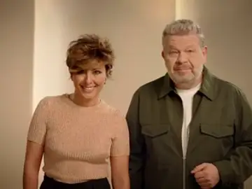 Antena 3 y laSexta ponen el foco en el edadismo en la nueva campaña de ‘Hablando en Plata’, protagonizada por Sonsoles Ónega y Alberto Chicote Antena 3 y laSexta ponen el foco en el edadismo en la nueva campaña de ‘Hablando en Plata’, protagonizada por Sonsoles Ónega y Alberto Chicote