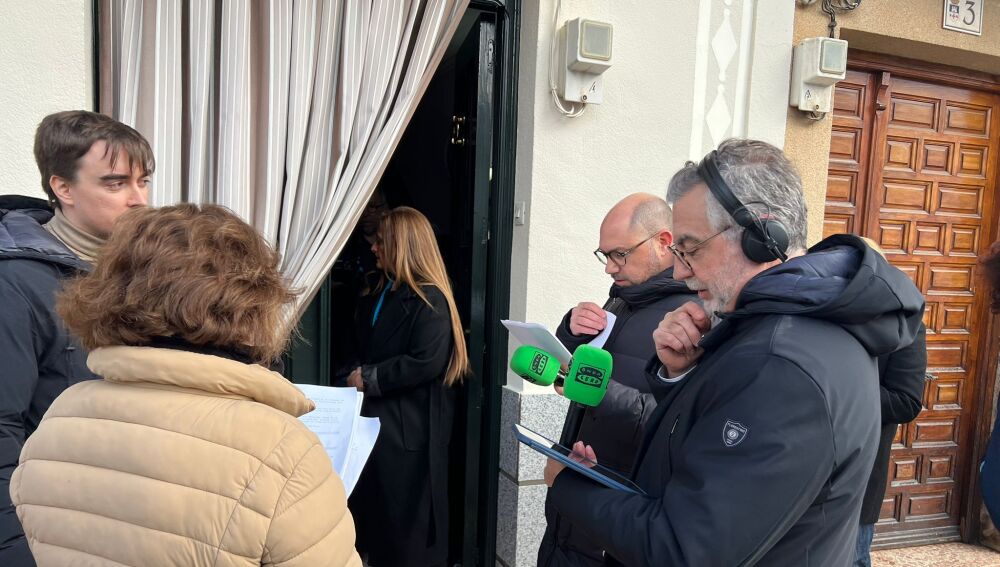 Carlos Alsina con el equipo de Más de uno durante el programa especial del Día de la Radio/ Toño López-Carrasco