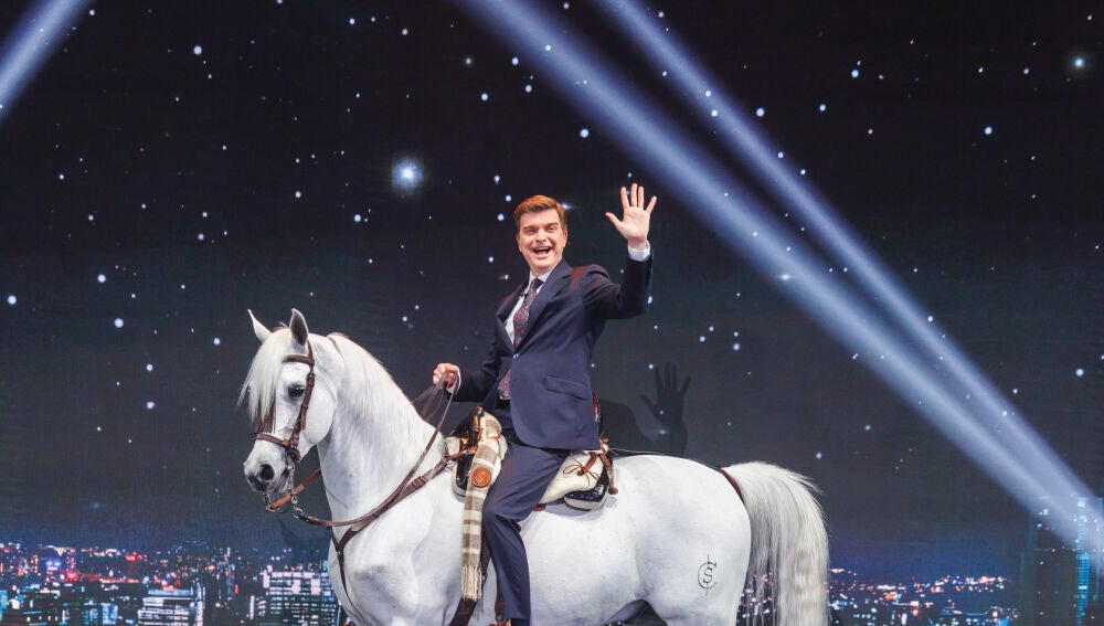 Marc Gir&oacute; aparece a caballo en el plat&oacute; de Cara al Show