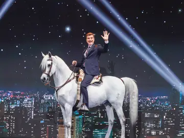 Marc Giró aparece a caballo en el plató de Cara al Show Marc Giró aparece a caballo en el plató de Cara al Show