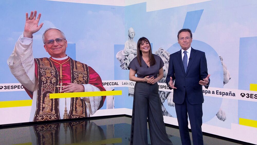 Matías Prats y Mónica carillo durante el especial del papa León XIV