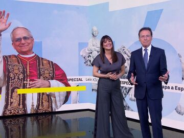 Mat&iacute;as Prats y M&oacute;nica carillo durante el especial del papa Le&oacute;n XIV 